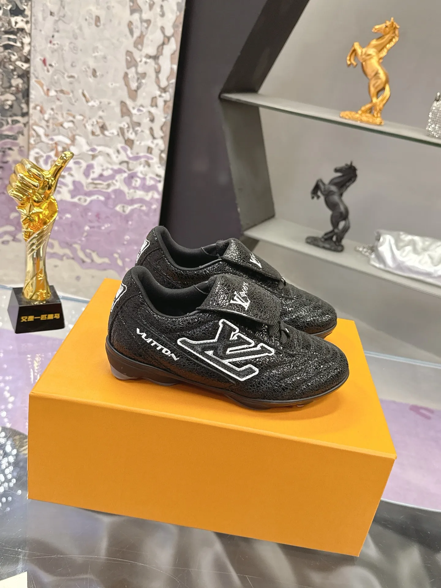 Men's shoes: 720💰 LV Louis Vuitton's latest Foot men's shoes💰print series Couple's football sneakers Original purchase, development and production This Foot men's shoes💰print Soccer sneakers are men's shoes💰pharrell Williams' first sneakers inspired by football shoes. The shoe is inspired by football that spans generations and cultures. The shoe is known for its sleek design, with the dynamic IV Initials logo on the side, the tongue embellished with the Lvers United badge inspired by the football team, and the sole pattern rubber sole decorated with multiple Louis Vuitton logos. Exquisite packaging at the delivery counter🛍📦 ▪️Material: Original imported top-layer cracked cowhide ▪️Inner: Original custom-made soft sheepskin lining ▪️Sole: original molded two-color T men's shoes 💰pU combination sole ▪️Sole thickness: 3.5CM ▪️Size: women's 35-41 / men's 39-45